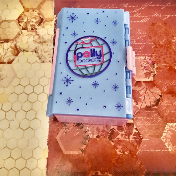 Polly Pocket Pop Up Destinations Guidebook Artic Angel Stamp Kit Playset - Picture 2 of 10